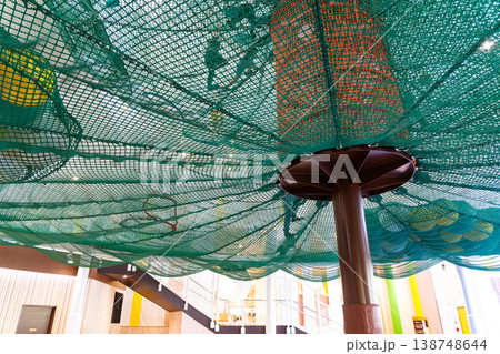 京王あそびの森　HUGHUG　ハグハグのき　ネットの吊り橋を下から見てみる　東京都日野市程久保 138748644