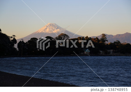 大瀬海水浴場から眺める夕暮れの富士山 大瀬海水浴場から眺める夕暮れの富士山 138748955