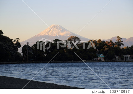 大瀬海水浴場から眺める夕暮れの富士山 大瀬海水浴場から眺める夕暮れの富士山 138748957