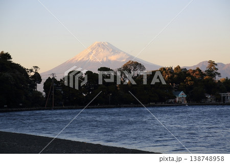 大瀬海水浴場から眺める夕暮れの富士山 138748958