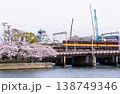 電車と桜 138749346