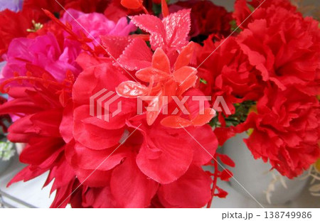 カラフルな造花の花束 138749986