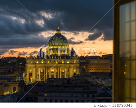 サンタンジェロ城から望むバチカン・サンピエトロ大聖堂の夕景 St. Peter's Basilica サンタンジェロ城から望むバチカン・サンピエトロ大聖堂の夕景 St. Peter's Basilica 138750345