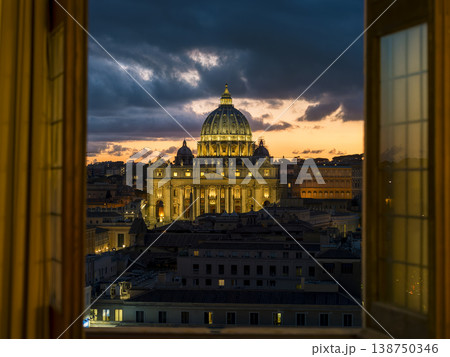 サンタンジェロ城から望むバチカン・サンピエトロ大聖堂の夕景 St. Peter's Basilica 138750346
