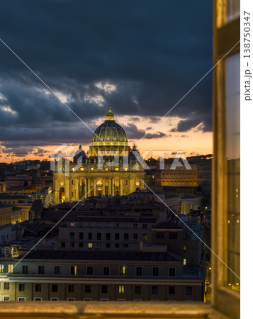サンタンジェロ城から望むバチカン・サンピエトロ大聖堂の夕景 St. Peter's Basilica 138750347