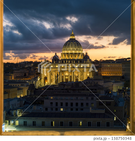 サンタンジェロ城から望むバチカン・サンピエトロ大聖堂の夕景 St. Peter's Basilica 138750348