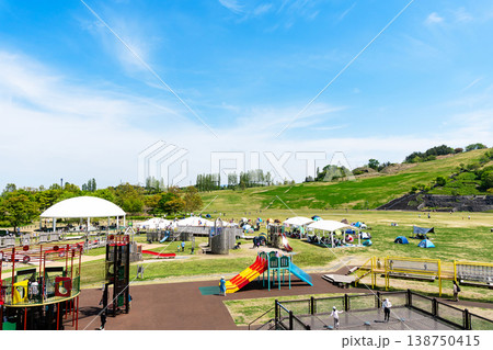 国営越後丘陵公園　楽しげな遊具たち　広大な公園　夏晴れの青空　新潟県長岡市宮本東方町字三ツ又 138750415