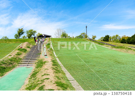 国営越後丘陵公園 広大な公園 ソリ滑り 夏晴れの青空 新潟県長岡市宮本東方町字三ツ又 国営越後丘陵公園 広大な公園 ソリ滑り 夏晴れの青空 新潟県長岡市宮本東方町字三ツ又 138750418