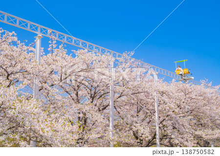 春のmeitoこどもランド・とだがわ、満開の桜とサイクルモノレール〈愛知県名古屋市〉 138750582
