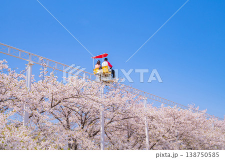 春のmeitoこどもランド・とだがわ、満開の桜とサイクルモノレール〈愛知県名古屋市〉 138750585