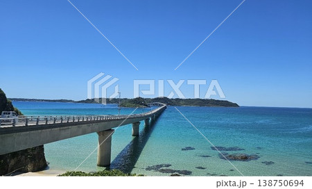 角島大橋とコバルトブルーの海:山口県下関市の絶景ドライブコース。青空と透明な海が広がる 角島大橋とコバルトブルーの海:山口県下関市の絶景ドライブコース。青空と透明な海が広がる 138750694
