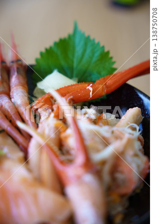 鮮やかな海老と蟹の海鮮丼 138750708