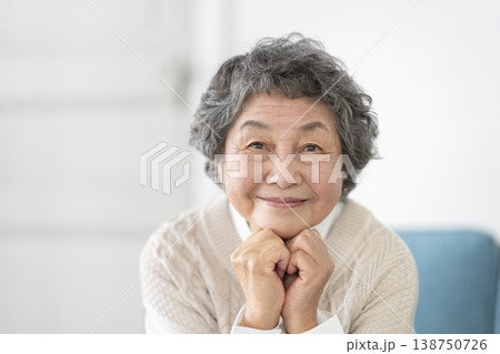 カメラ目線で笑顔の80代の女性 138750726