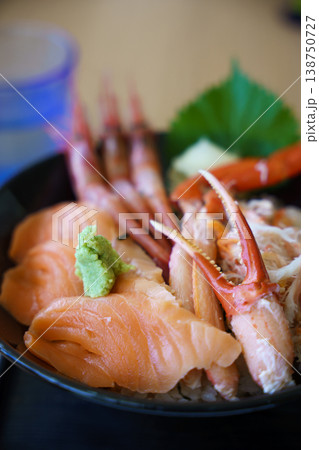 豪華海鮮丼（サーモン・カニ・甘エビ） 138750727