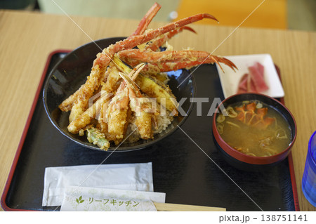 海の幸たっぷりカニ天丼 海の幸たっぷりカニ天丼 138751141
