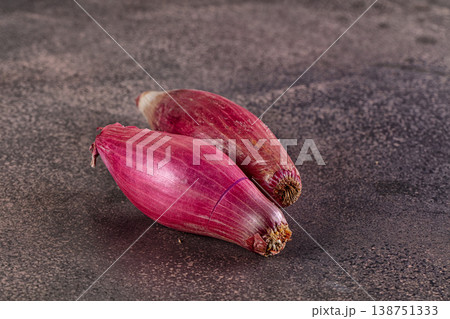 Raw purple ripe shallot onion Raw purple ripe shallot onion 138751333