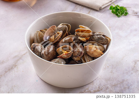 Steamed vongole clams with spices 138751335