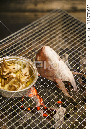 炭火で焼く新鮮な魚とキノコのアヒージョ 138751623