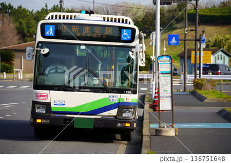 高洲海浜公園のバス停に停車する京成バス千葉ウエスト（旧東京ベイシティ交通）の路線バス 138751648