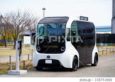 急速充電中のトヨタ自動運転EV「e-Palette」 138751660