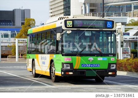東京テレポート駅で出発を待つ都営バス(いすゞエルガ) 東京テレポート駅で出発を待つ都営バス(いすゞエルガ) 138751661