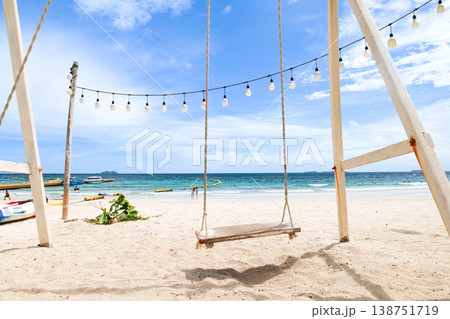 青空の広がるビーチとブランコ 138751719