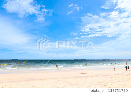 青空の広がるビーチ 海岸風景 138751720