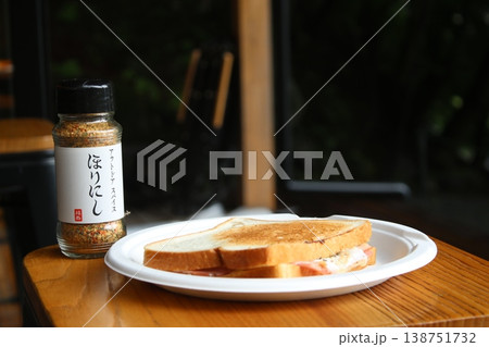 キャンプの朝食で食べるトースト キャンプの朝食で食べるトースト 138751732