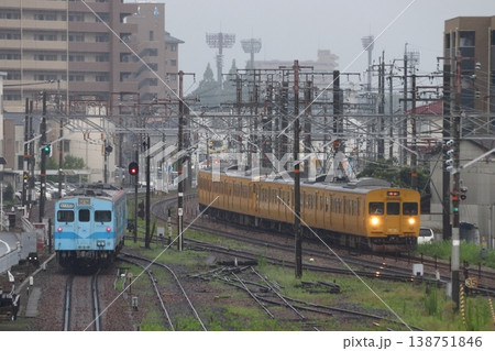 水島臨海鉄道キハ37形・山陽本線115系電車（岡山県倉敷市） 138751846
