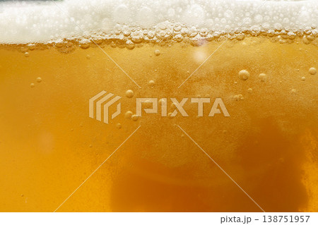 ビールを注ぐグラス ビールを注ぐグラス 138751957