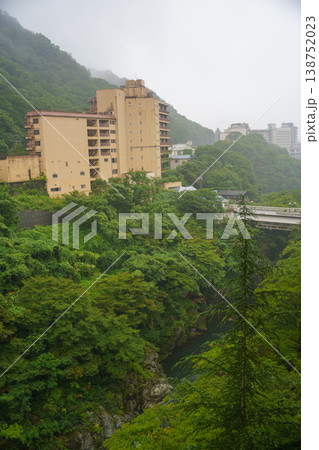 霧にかすむ渓谷の旅館 霧にかすむ渓谷の旅館 138752023