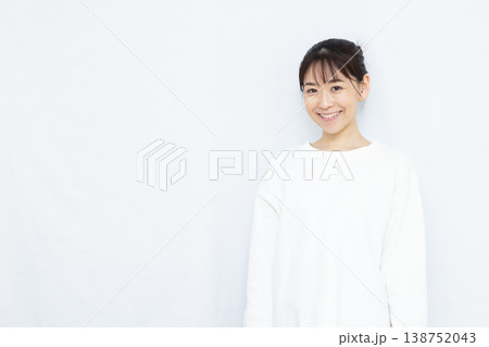 笑顔の女性 138752043