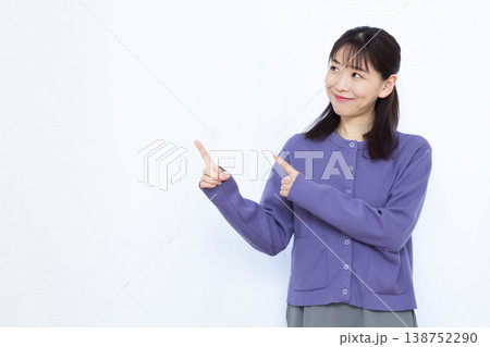 人差し指を立てる女性 138752290