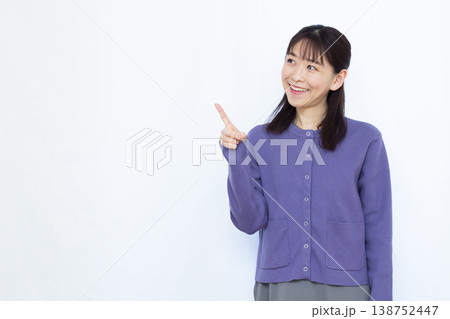 人差し指を立てる女性 人差し指を立てる女性 138752447