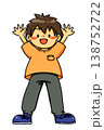 両手を上に上げているオレンジのTシャツを着た嬉しそうな小学生の男の子 138752722
