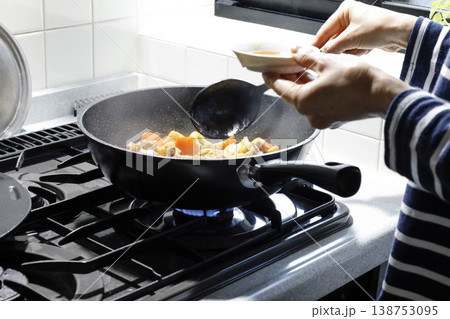 深めのフライパンで料理を作る様子 深めのフライパンで料理を作る様子 138753095