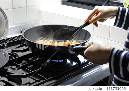 深めのフライパンで料理を作る様子 138753096