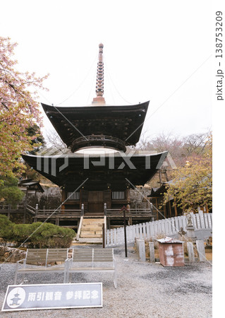 天引観音 歴史ある三重塔と静寂に包まれた寺院の風景 天引観音 歴史ある三重塔と静寂に包まれた寺院の風景 138753209