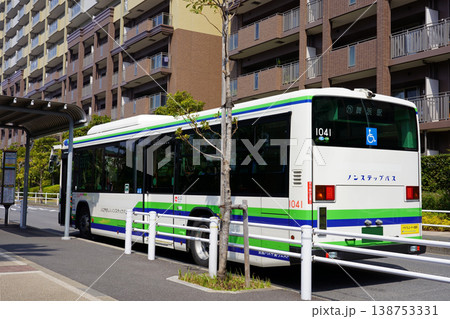 住宅街のバス停に停車する京成バス千葉ウエスト（旧東京ベイシティ交通）の路線バス　※旧カラー/乗客なし 138753331