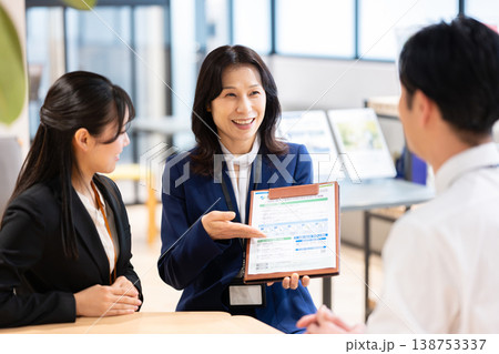 契約内容を説明するビジネスウーマン 138753337