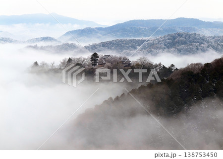 冬の雲海と備中松山城(天空の山城)25472 冬の雲海と備中松山城(天空の山城)25472 138753450