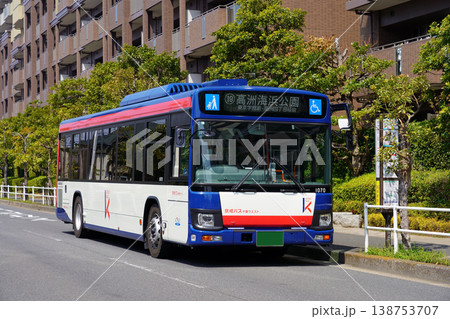 新浦安の住宅地のバス停の停車する京成バス千葉ウエストの路線バス（いすゞエルガ/新カラー）※ワイド 138753707