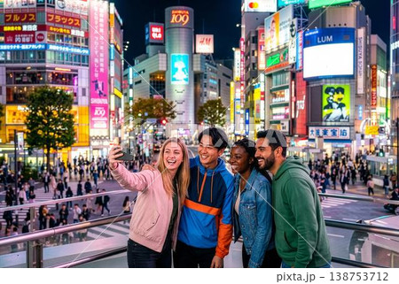 渋谷スクランブル交差点をバックに自撮りする外国人の友人グループ 138753712