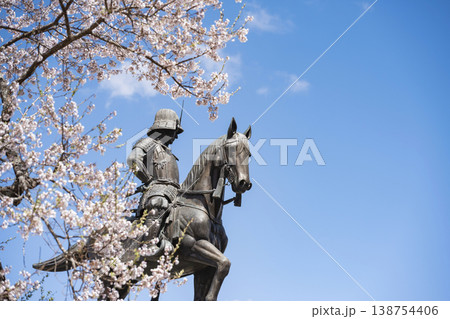 　伊達政宗騎馬像と桜 138754406