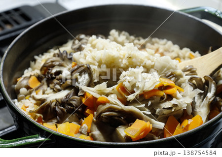 炊きあがった舞茸と人参の炊き込みご飯 138754584