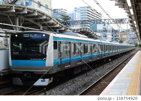 さいたま新都心駅に進入する京浜東北線の列車 138754920