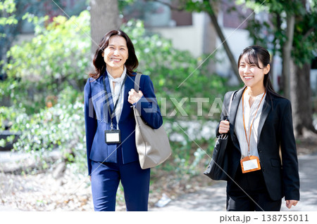 2人で歩くビジネスウーマン 138755011