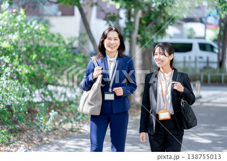 2人で歩くビジネスウーマン 138755013