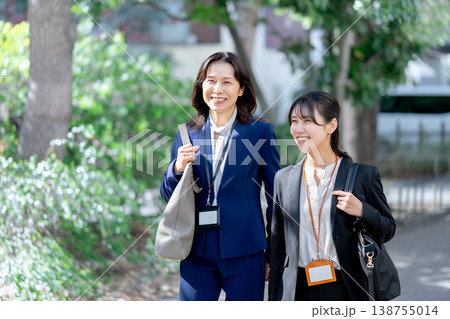 2人で歩くビジネスウーマン 138755014