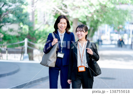 2人で歩くビジネスウーマン 138755018